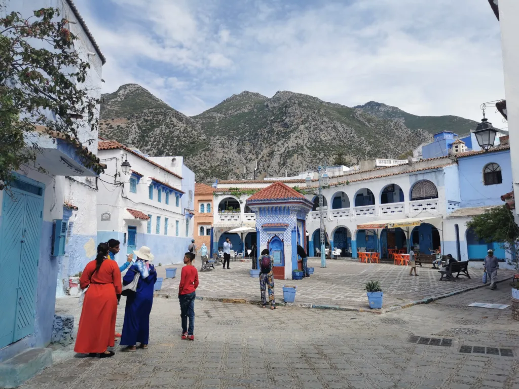 pigment bleu de chefchaouen,ville bleue de chefchaouen,médina bleue de chefchaouen,description de chefchaouen,portes de chefchaouen,vieille ville de chefchaouen,histoire de chefchaouen,histoire juive de chefchaouen,faits de chefchaouen,portes de chefchaouen,histoire de chefchaouen,couleur bleue de chefchaouen,célèbre ville bleue au maroc,architecture marocaine,tuiles marocaines