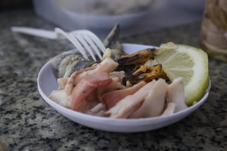 Un bol blanc rempli d'une variété de fruits de mer, mettant en valeur un assortiment appétissant d'ingrédients frais.