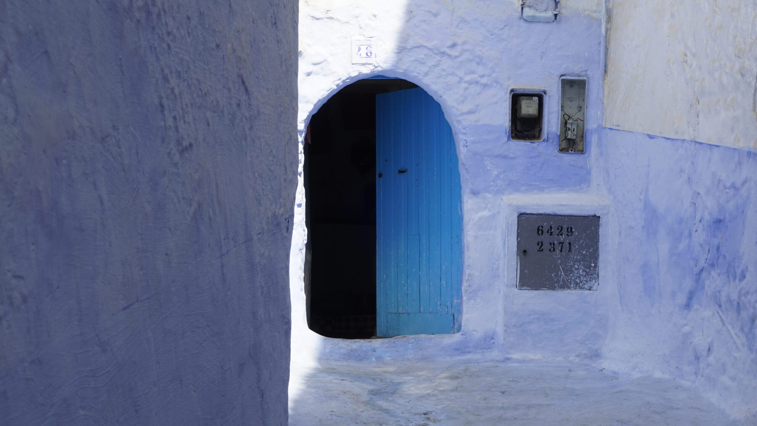 pigment bleu de chefchaouen,ville bleue de chefchaouen,médina bleue de chefchaouen,description de chefchaouen,portes de chefchaouen,vieille ville de chefchaouen,histoire de chefchaouen,histoire juive de chefchaouen,faits de chefchaouen,portes de chefchaouen,histoire de chefchaouen,couleur bleue de chefchaouen,célèbre ville bleue au maroc,architecture marocaine,tuiles marocaines