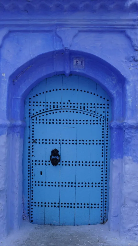 pigment bleu de chefchaouen,ville bleue de chefchaouen,médina bleue de chefchaouen,description de chefchaouen,portes de chefchaouen,vieille ville de chefchaouen,histoire de chefchaouen,histoire juive de chefchaouen,faits de chefchaouen,portes de chefchaouen,histoire de chefchaouen,couleur bleue de chefchaouen,célèbre ville bleue au maroc,architecture marocaine,tuiles marocaines