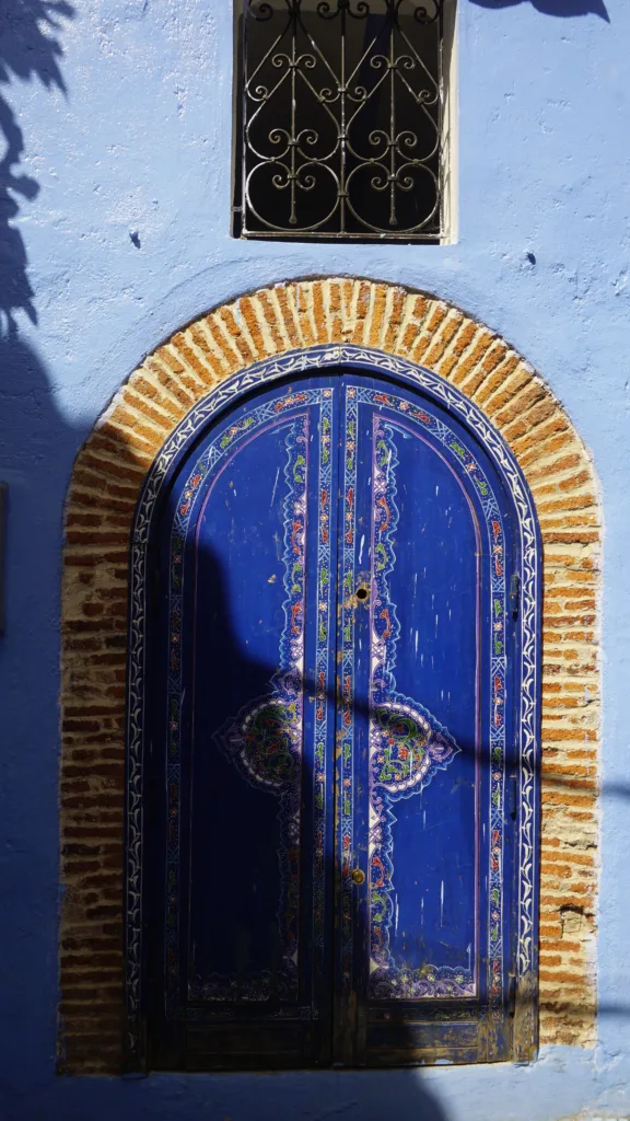 pigment bleu de chefchaouen,ville bleue de chefchaouen,médina bleue de chefchaouen,description de chefchaouen,portes de chefchaouen,vieille ville de chefchaouen,histoire de chefchaouen,histoire juive de chefchaouen,faits de chefchaouen,portes de chefchaouen,histoire de chefchaouen,couleur bleue de chefchaouen,célèbre ville bleue au maroc,architecture marocaine,tuiles marocaines
