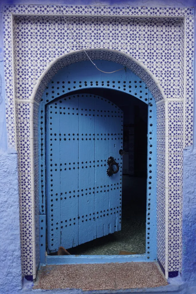 pigment bleu de chefchaouen,ville bleue de chefchaouen,médina bleue de chefchaouen,description de chefchaouen,portes de chefchaouen,vieille ville de chefchaouen,histoire de chefchaouen,histoire juive de chefchaouen,faits de chefchaouen,portes de chefchaouen,histoire de chefchaouen,couleur bleue de chefchaouen,célèbre ville bleue au maroc,architecture marocaine,tuiles marocaines