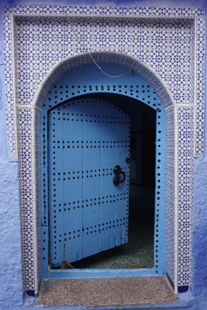 pigment bleu de chefchaouen,ville bleue de chefchaouen,médina bleue de chefchaouen,description de chefchaouen,portes de chefchaouen,vieille ville de chefchaouen,histoire de chefchaouen,histoire juive de chefchaouen,faits de chefchaouen,portes de chefchaouen,histoire de chefchaouen,couleur bleue de chefchaouen,célèbre ville bleue au maroc,architecture marocaine,tuiles marocaines