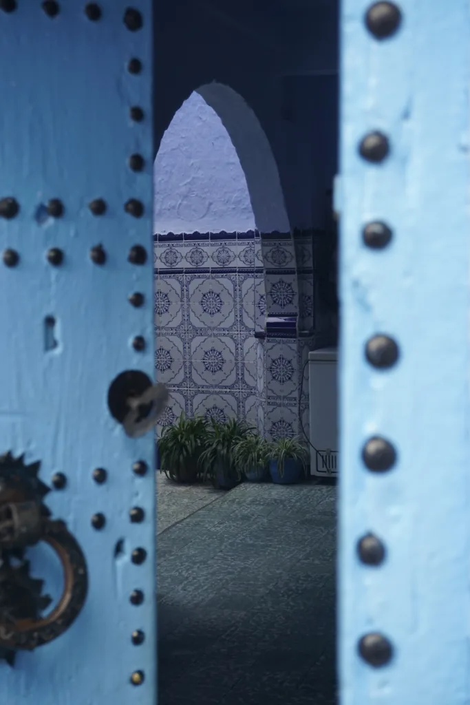 pigment bleu de chefchaouen,ville bleue de chefchaouen,médina bleue de chefchaouen,description de chefchaouen,portes de chefchaouen,vieille ville de chefchaouen,histoire de chefchaouen,histoire juive de chefchaouen,faits de chefchaouen,portes de chefchaouen,histoire de chefchaouen,couleur bleue de chefchaouen,célèbre ville bleue au maroc,architecture marocaine,tuiles marocaines