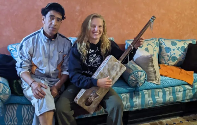 Construire son Guembri (instrument traditionnel Gnaoua) avec un maître - ESSAOUIRA
