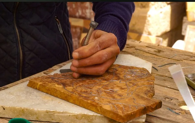 Atelier créatif : Fusion de l'art brut et de l'artisanat du bois à Essaouira
