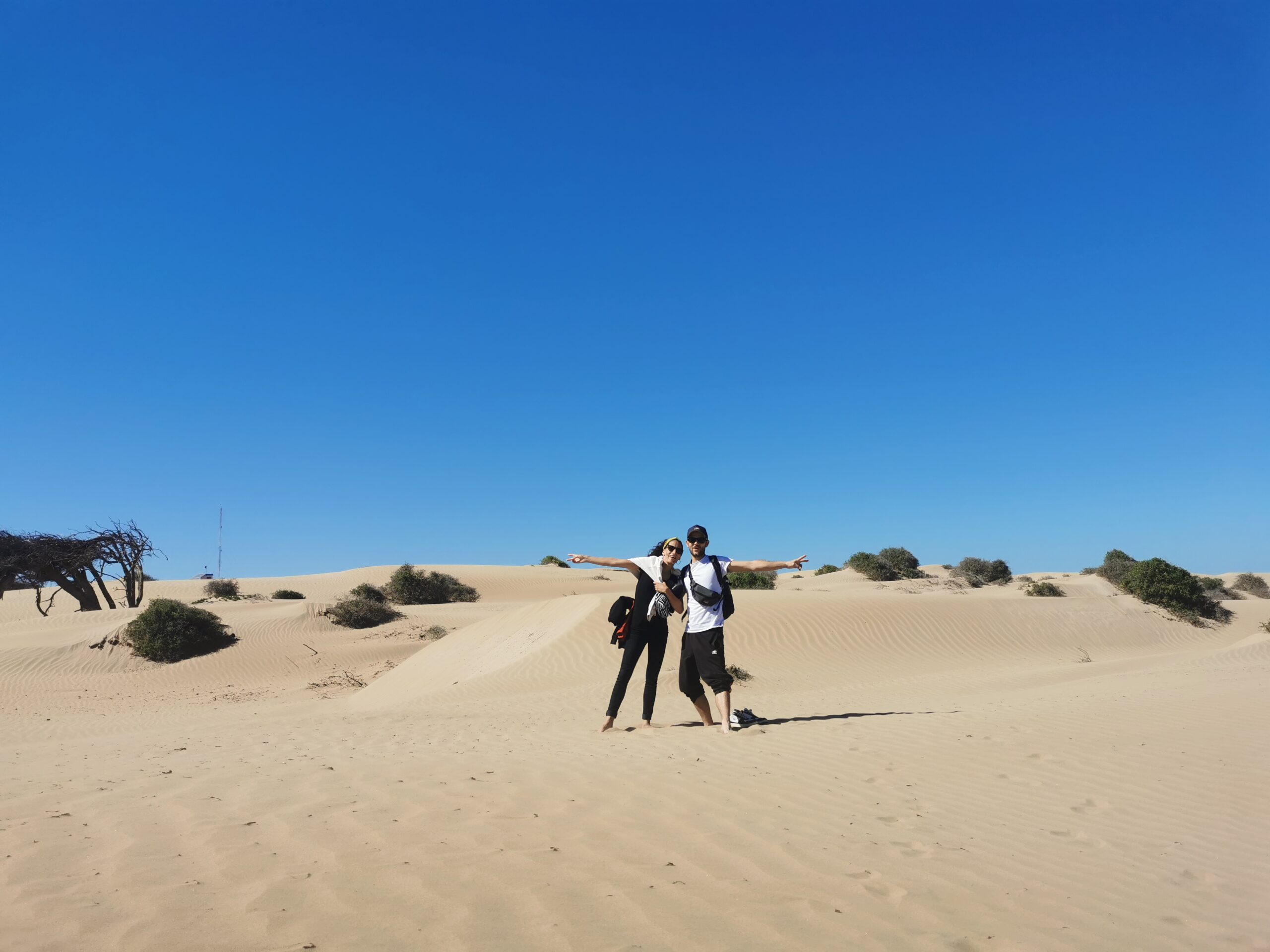 deux touristes en vacances dans le désert du maroc