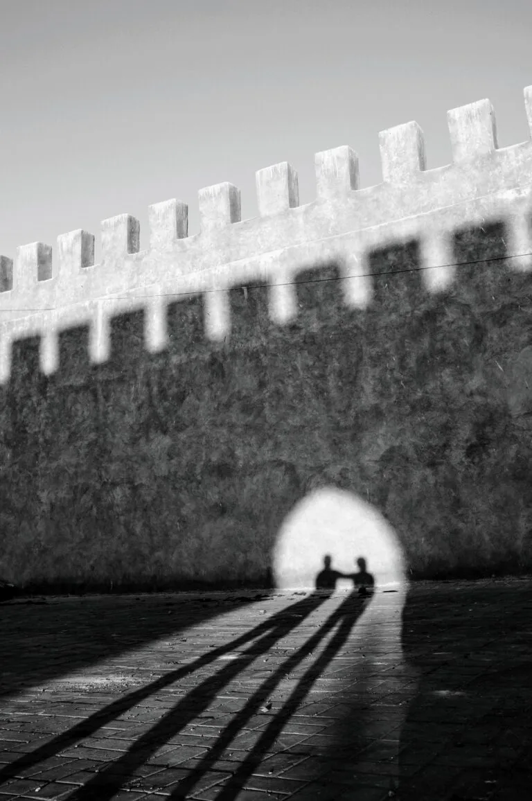 Ombres de personnes sur les murs de la ville d'Essaouira