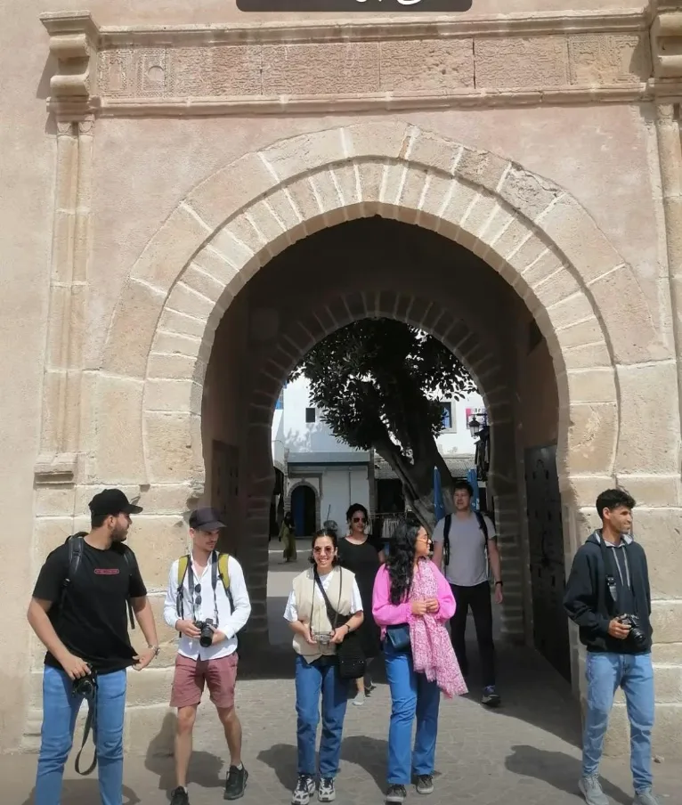Petit groupe de touristes prenant des photos lors d'une visite guidée de photographie de rue à Essaouira