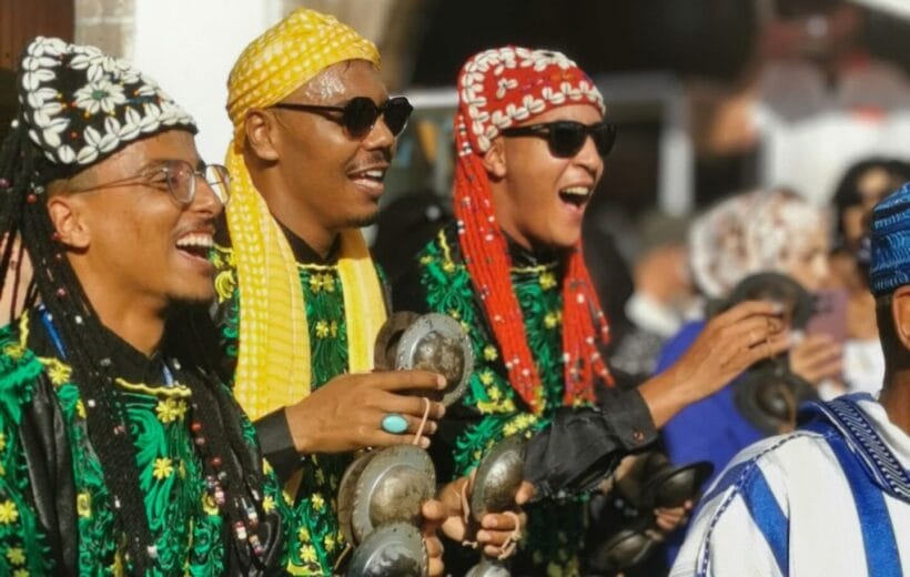 musiciens gnawa lors du défilé d'ouverture du festival gnawa à essaouira